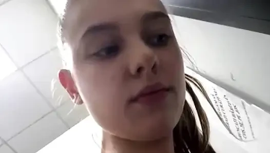 Heißes dehnen im fitnessstudio mit jucielussie