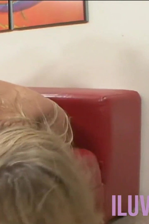 Blond brud får en massiv ansiktsbehandling från en tapp