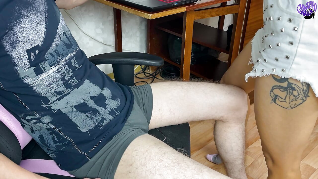 Husband plays game and ignore me while I make blowjob - Pantera Nika