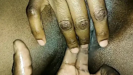 Dia lebih suka jari di vaginanya.