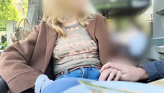 Соблазняю моего мужа в просвечивающейся рубашке с большими пирсинговыми сосками в удуорном кафе