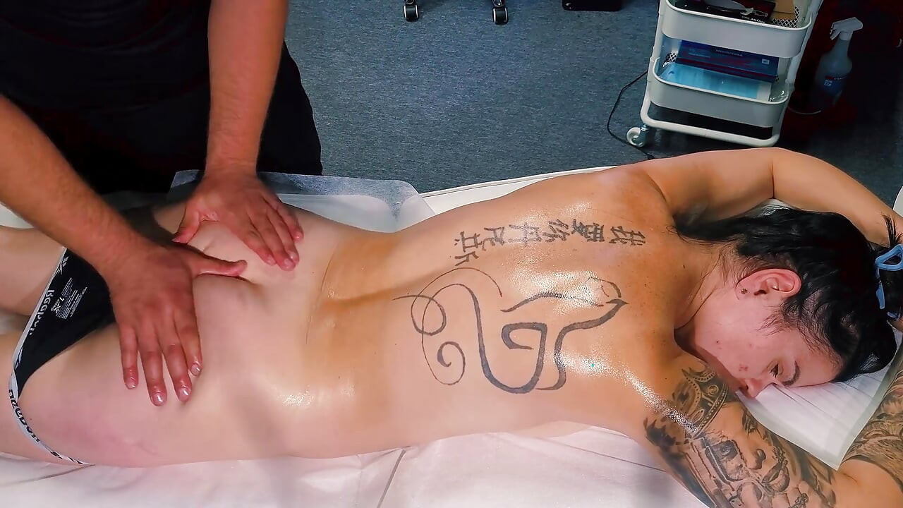 The Kinky Masseur Pushes the Limits of the Massage, Gives Her a Toy and Puts His Penis in Her Mouth