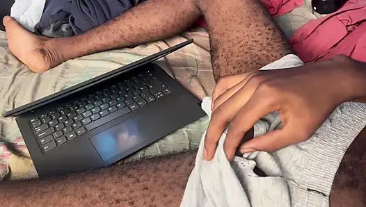 Ich genieße mein muschispielzeug, während ich den schönen körper meiner freundin beobachte