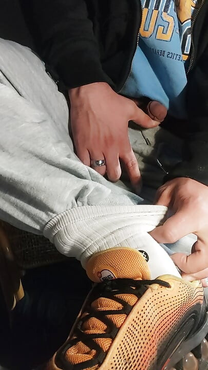 Dj-bro mear y juegos con calcetines sucios.... ¡Martillo en él!