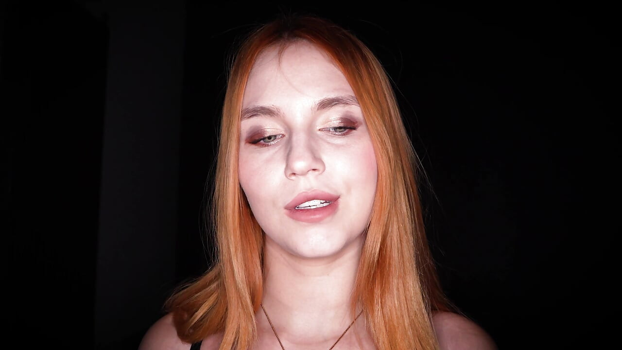 热辣人妻尝试两个女孩, 然后把她们交给她的男人