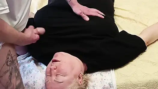 Komşuma boşalmak için sikimi sıvazlıyorum