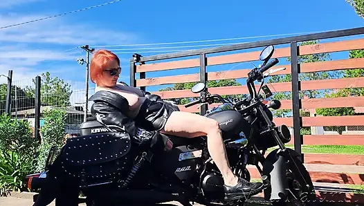 Biker-mädchen hinter den kulissen: Leder, schwarzes Fahrrad &ein freches geheimnis (voll in Bio)