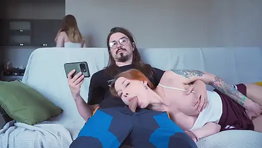 Üvey kız kardeş aradıklarında üvey erkek kardeşinin kız arkadaşının yerini alıyor, ancak kız arkadaş bunu öğreniyor ve onlara katılıyor