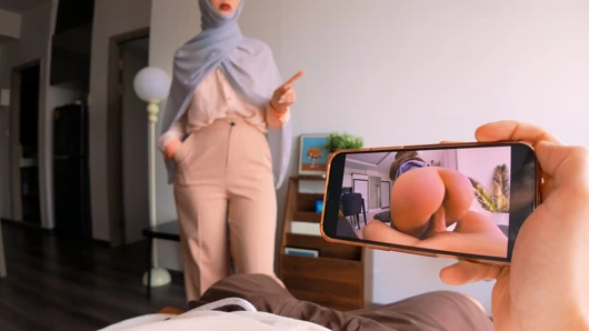 Güzel üvey anne yanlışlıkla üvey oğlunu porno izlerken yakaladı