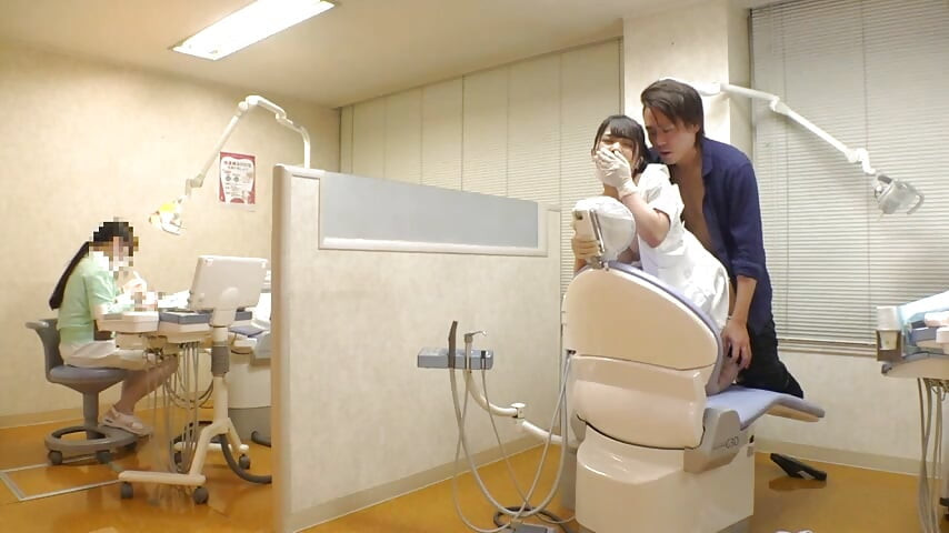 Dokter gigi yang terus mengunci mataku