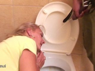 Mature mother piss and gets pissing on face