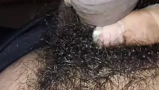 Ateşli oğlan mastürbasyon yapıyor ve büyük yarağı gösteriyor