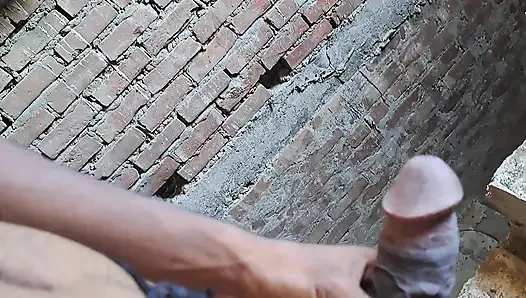 Hintli genç oğlan soyunma odasında ustalık yapıyor
