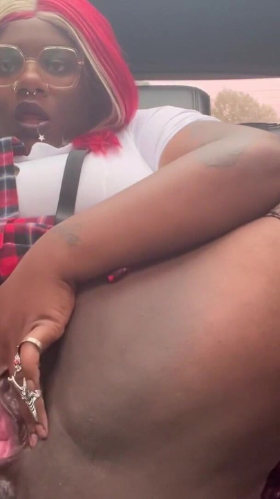 Gótica Negra Safada da Faculdade se Masturba e Esquicha no Carro | Clipe 1