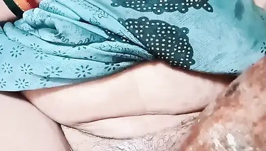 Ibu rumah tangga India lagi asik masturbasi sampai orgasme berkali-kali sambil ngomong jorok - bahasa india