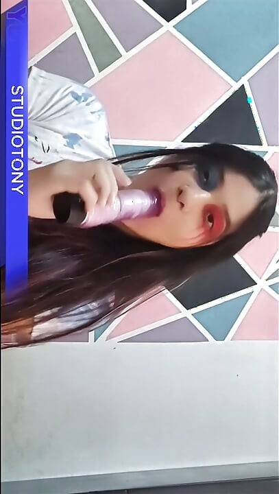 Modelo probándose lencería es atrapada