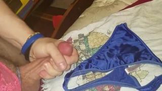 Cumming en mamá tanga azul