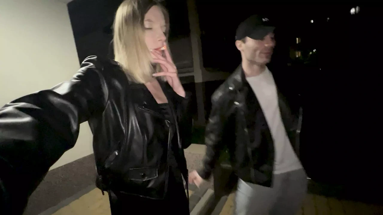 俱乐部结束后，她邀请男人来她家。