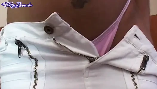 Victoria Slim götüne boşaltıyor