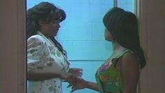 Două femei latino sexy care ling pizda în toaletă