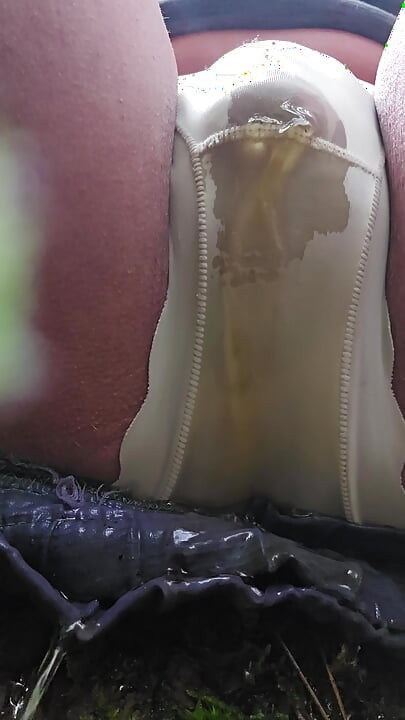 Il trav cattivo fa pipì in mutandine
