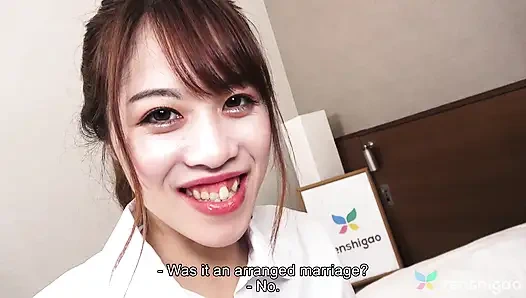 Kana Mogami в ее офисной униформе играет одевается для нас перед трахом