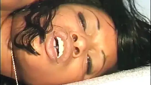 Schwarze muschi lecken, ficken auf dem billardtisch