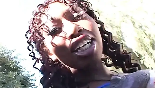 Cewek sange kulit hitam dengan toket besar dientot habis-habisan sama kontol besar pria kulit hitam