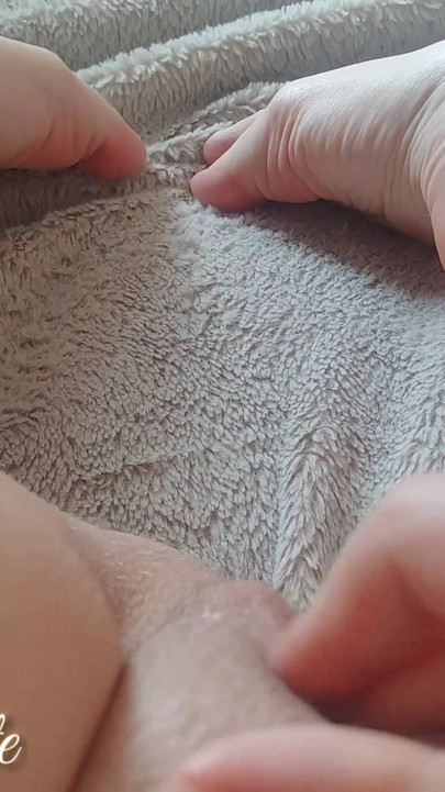 İpeksi külotla mastürbasyonla yoğun orgazm (ıslak amcık)