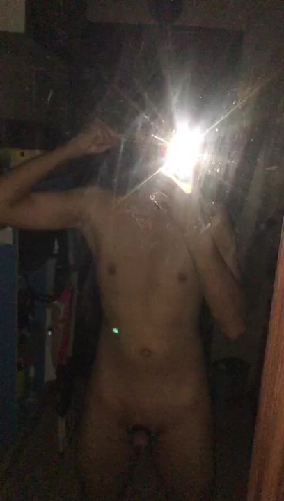 Masturbuje się przed lustrem