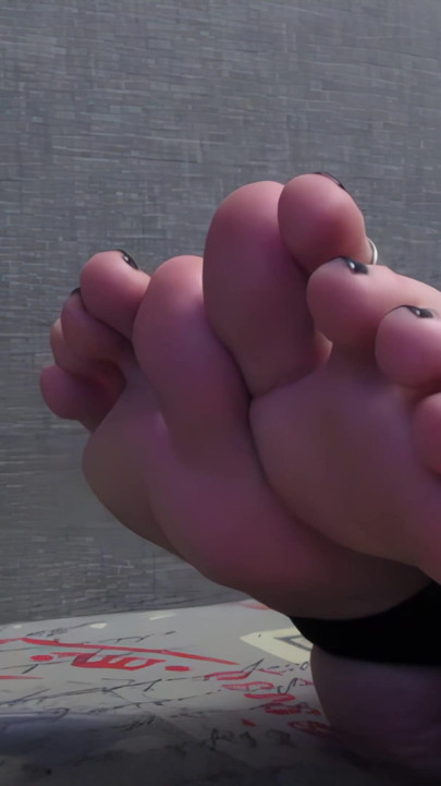 Ilandis shows beautiful bare feet and soles | Clip 1