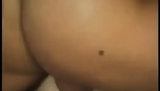 Pirsingli esmer hatun göt deliğine sikiliyor