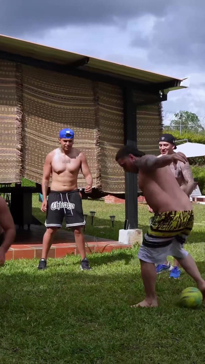 Moj prvi gangbang sa prijateljima mog budućeg muža 1 pička 6 kurčeva | Klip 1