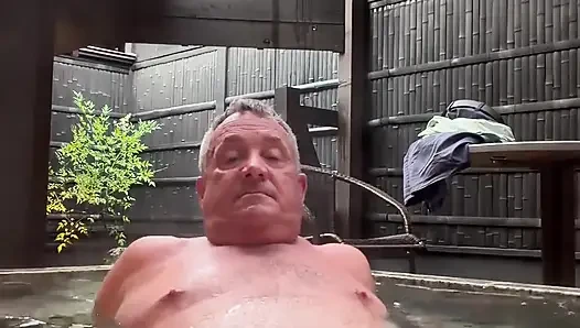 Jakuzide kendimle oynamayı bırakamıyorum