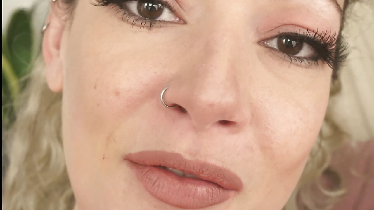 Giantess Sets a Tiny Trap