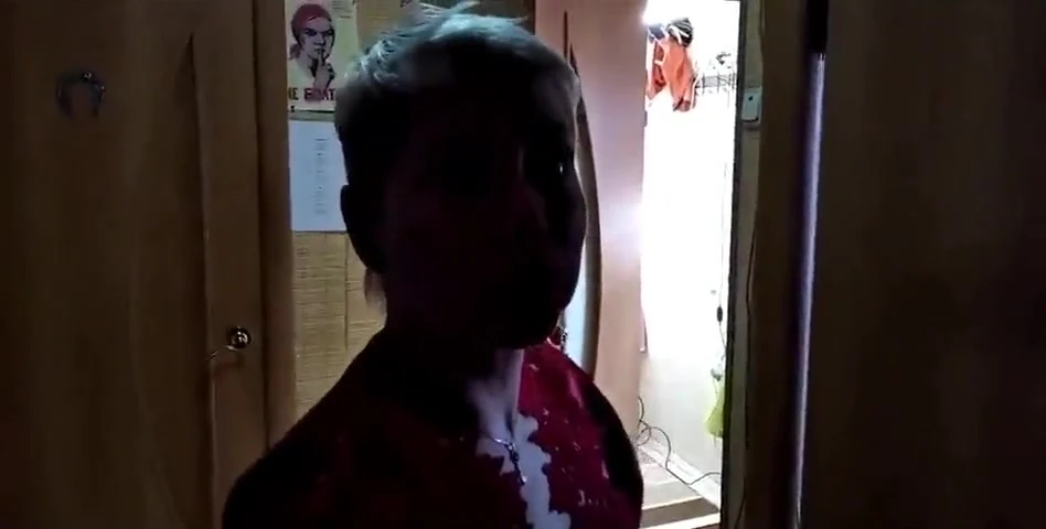 Olgun seksi kaltak banyoda mastürbasyon yapıyor ve yarak emiyor...))