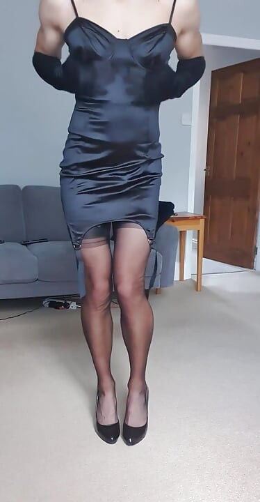 ฉันรู้สึกร้อนแรงมากในชุดซาตินสีดําถุงน่องแฟชั่นเต็มตัวตอนนี้ยืดเล็กน้อย แต่รู้สึกเนียนมาก