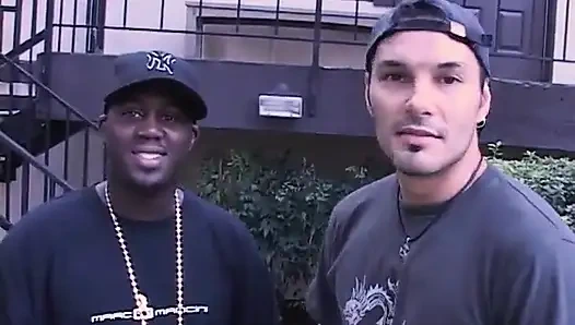 Tavlanıyor bebek yatakta büyük zenci yarağına binmeyi seviyor