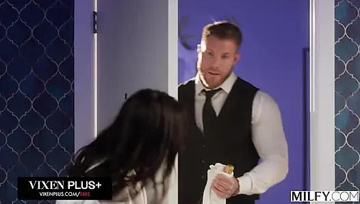 Милфы сексуальные милфы Anissa Kate и Paris Lincoln сосут и трахают мужика из обслуги номера