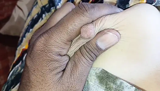 bhabhi ki gand mai finger dali aur milk nikala