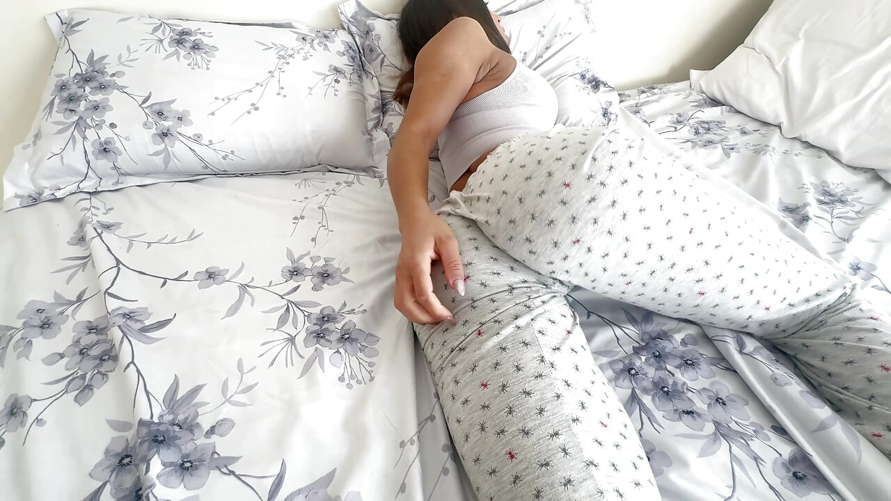 Hep küçük üvey kızımı sikmek istemişimdir. Şimdi, bir şansım var
