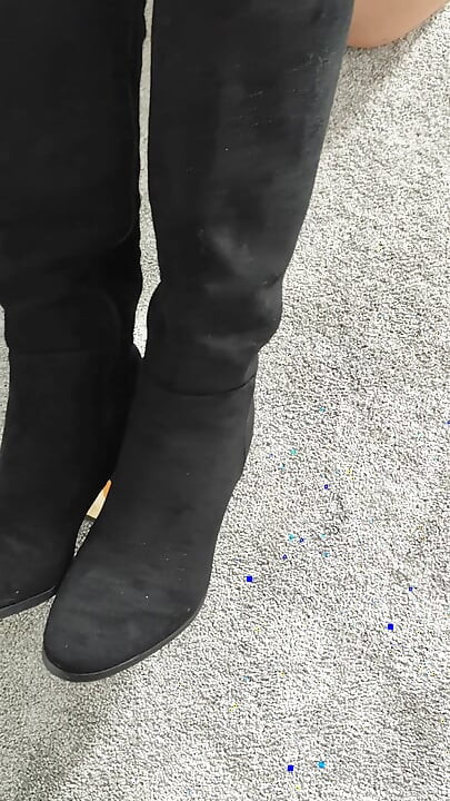 Esposa milf de peitos grandes tira a roupa