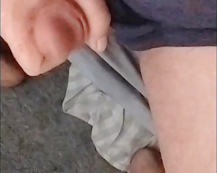 Djed drka i svršava kao fontana