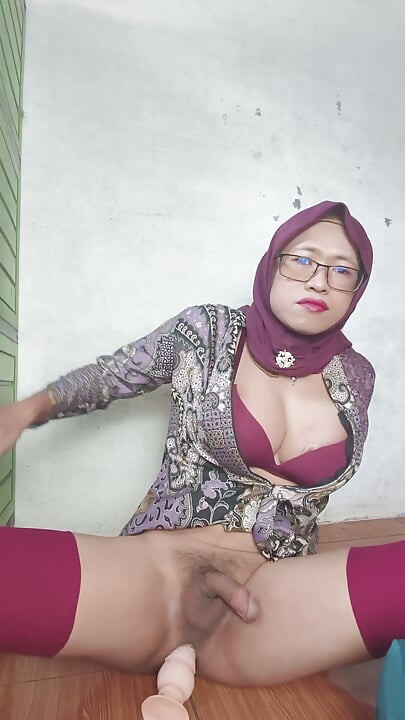 Big Boobies Hijab Shemale Mitha Dildoing Her Asshole