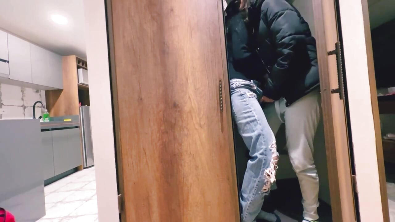 Мы потрогали в чулане до приезда ее мужа!!