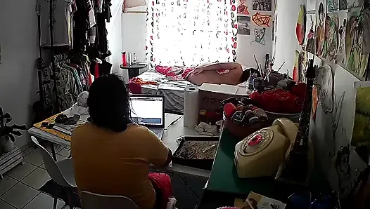 Отчим на падчерице, пока уделывает по дому