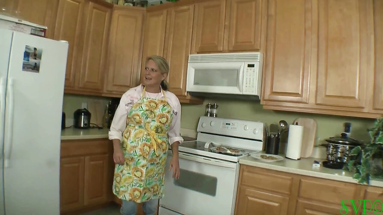 模特：Bridgett Lee和Daniel Plump Step-Nana照顾刚从靴子营出来的饥渴继孙子