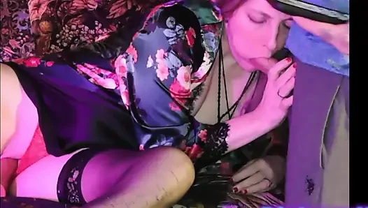 Seksi siyah naylon çoraplar, kırmızı iyileşiyor, oyuncak oyunu, boşalma çekimiyle bitiyor!
