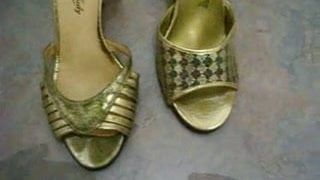 Des chaussures à talons dorées jouissent