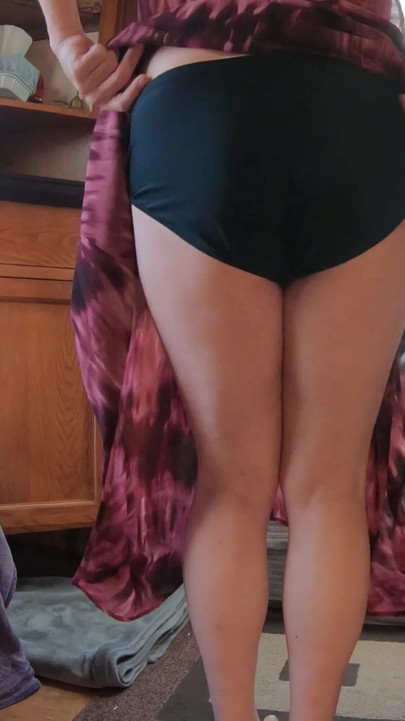 Daphne tańczy głupio w słońcu przy oknach